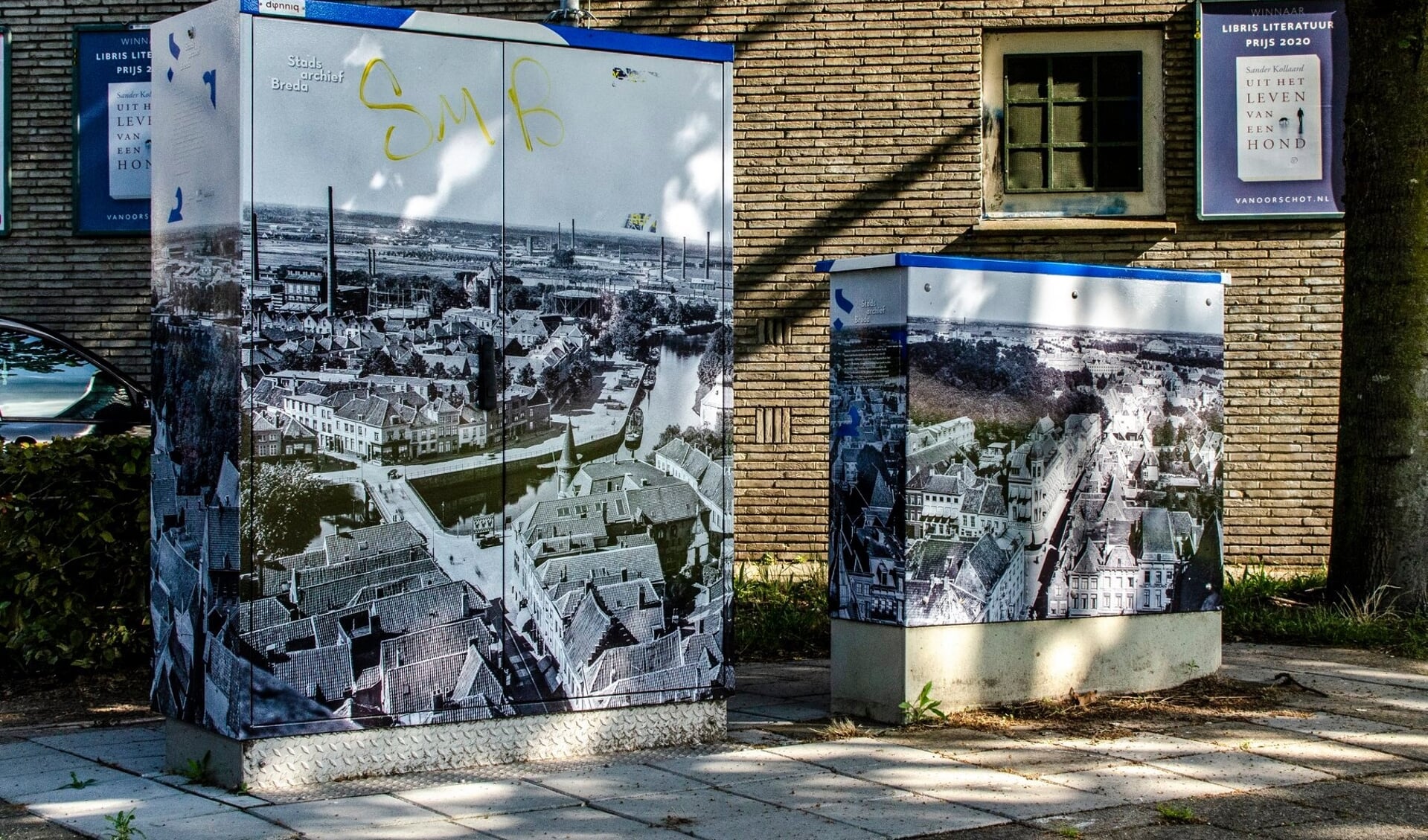 Op de elektriciteitskasten zijn overzichtsfoto's van Breda te zien uit 1931.