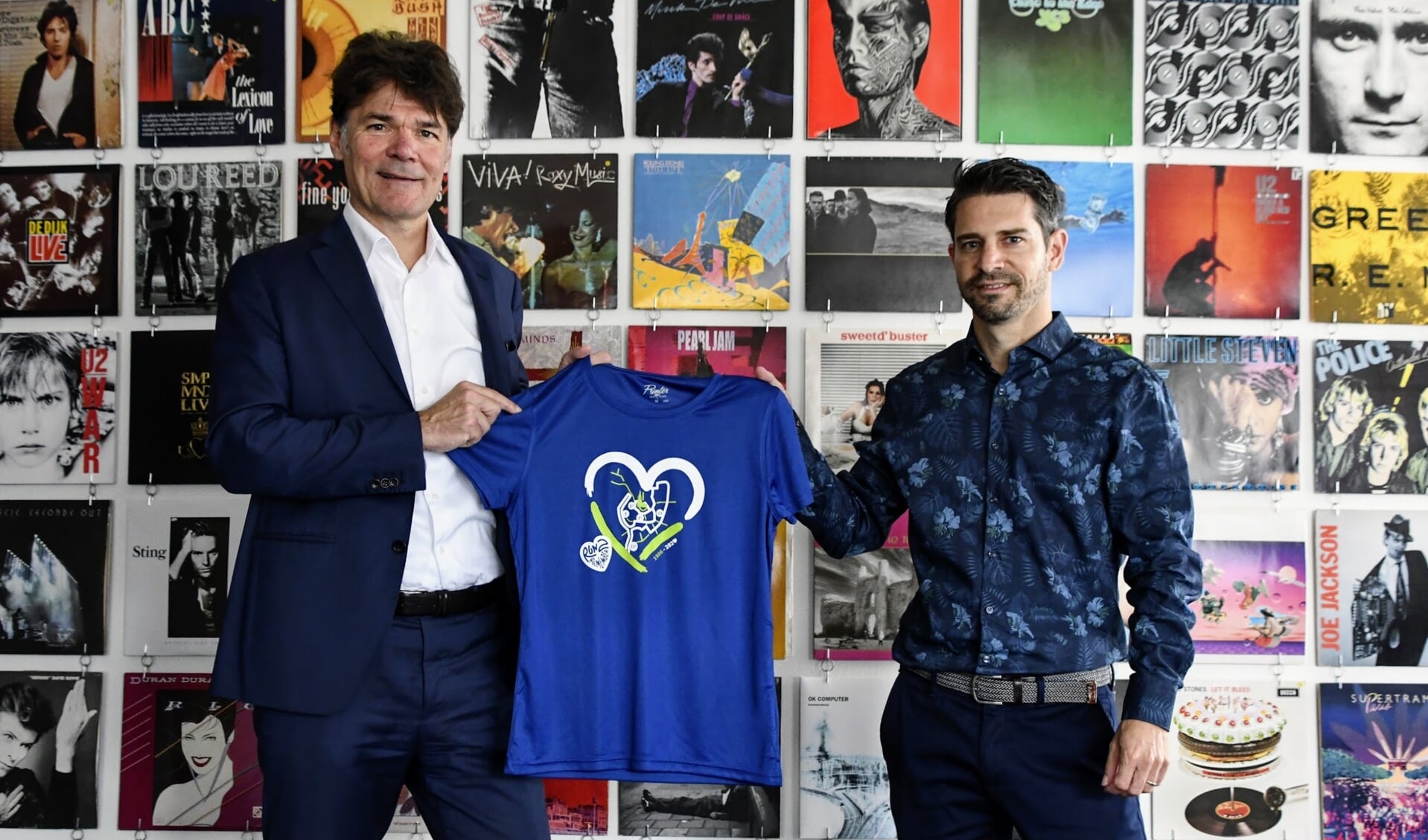 Burgemeester Paul Depla neemt het eerste shirt van de Singelloop in ontvangst
