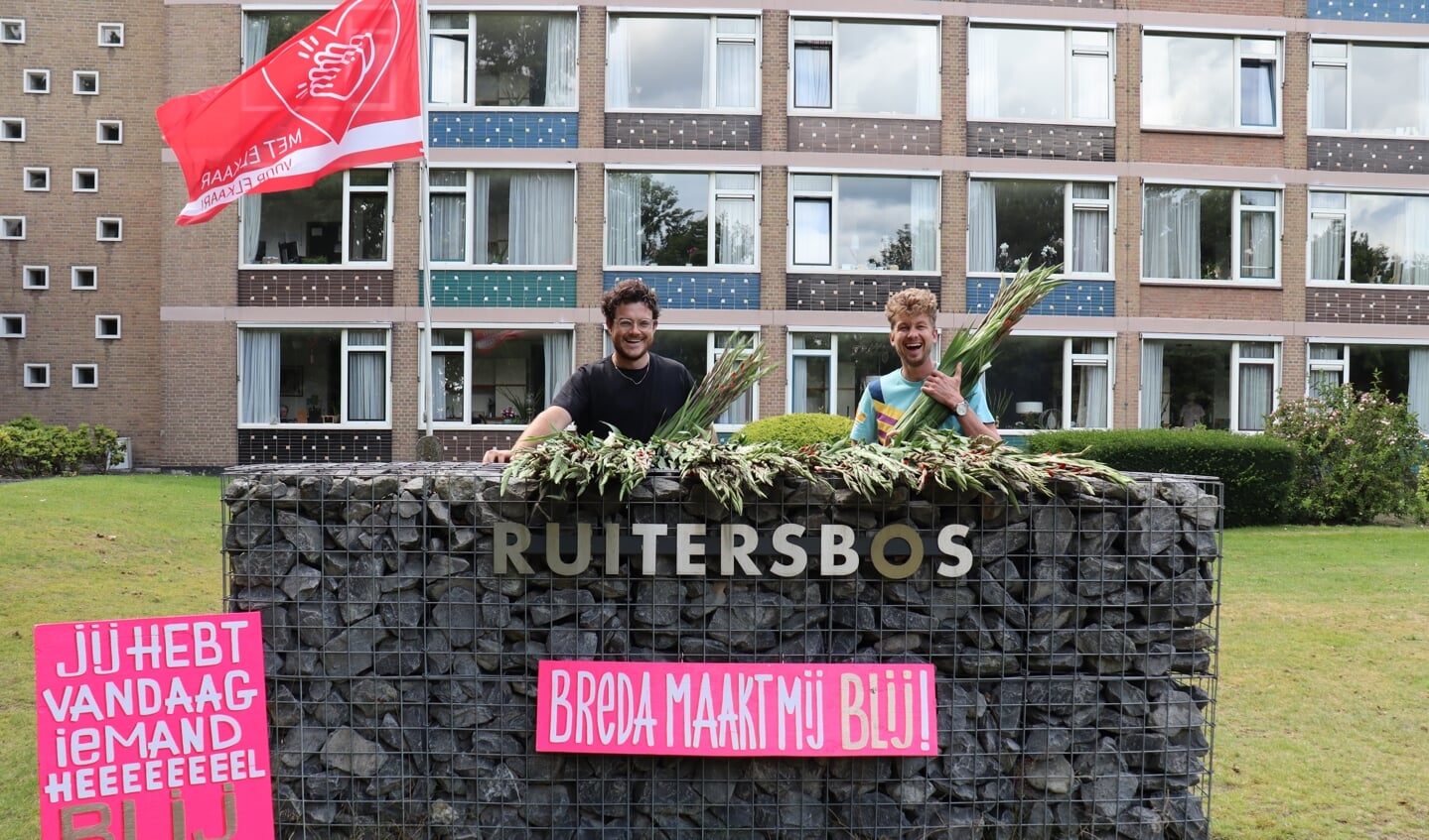 Frank Haagen (links) en Thibaud van der Steen hebben meer dan 11.000 gladiolen rond gebracht.