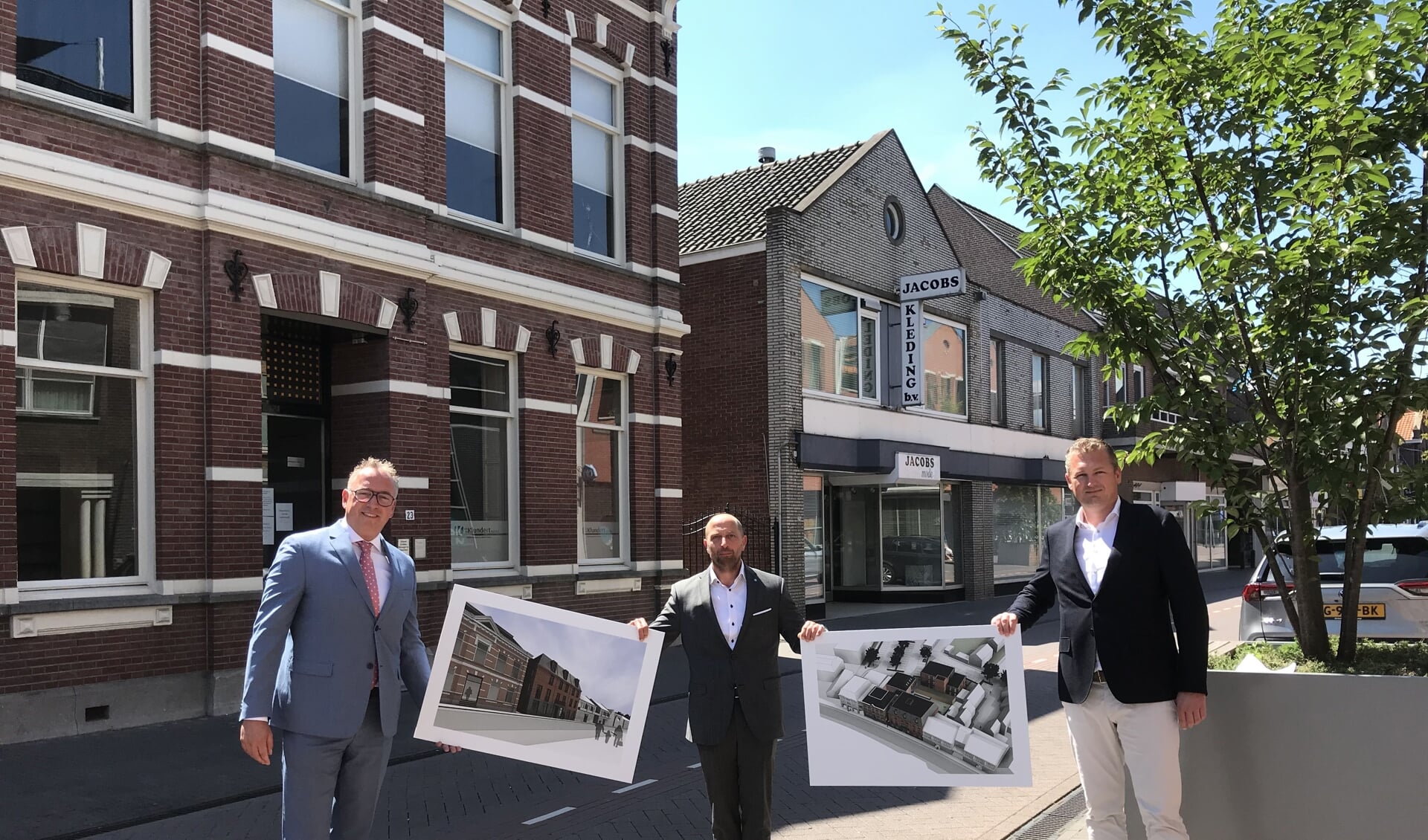 Wethouder ruimtelijke ontwikkeling Patrick Kok met Pierre Hobbelen (Thuisvester) en Wijnand van der Velden (projectontwikkelaar Somnium Real Estate) voor de panden aan de Molenstraat 25-27.