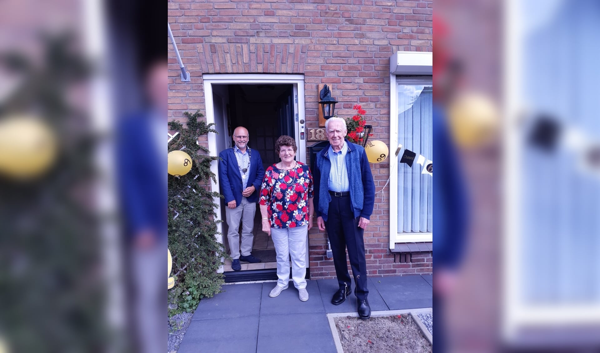 Het echtpaar werd (op 1,5 meter afstand) gefeliciteerd door loco-burgemeester Jan Mollen