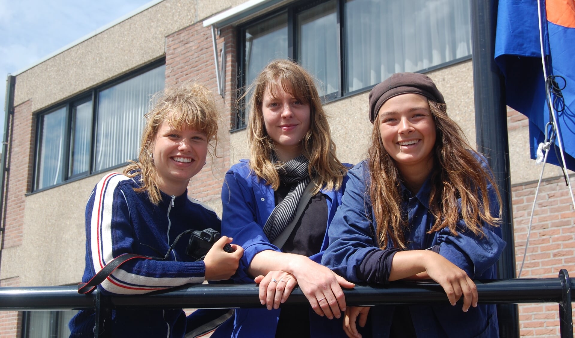 Pam Sikkink, Jette Kelholt en Talisa Kiyiya fietsen voor hun schoolproject het hele land door.