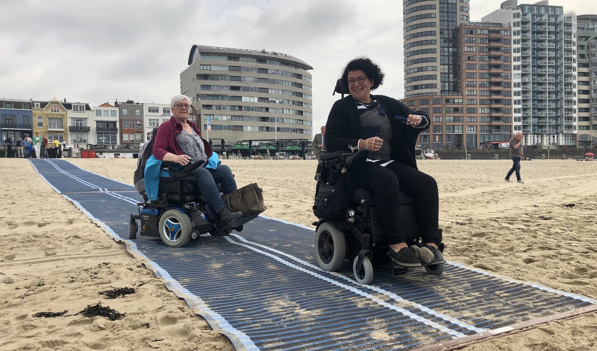 De mat helpt rolstoelers het strand op.