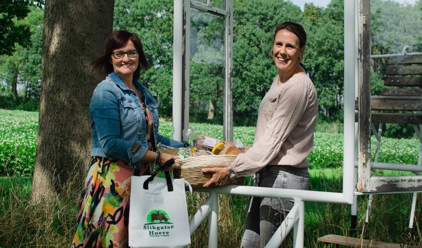 Leontine Ouwerling (rechts) ontvangt een streekproductenpakket uit handen van Petra Wevers van KrachtigBuiten.
