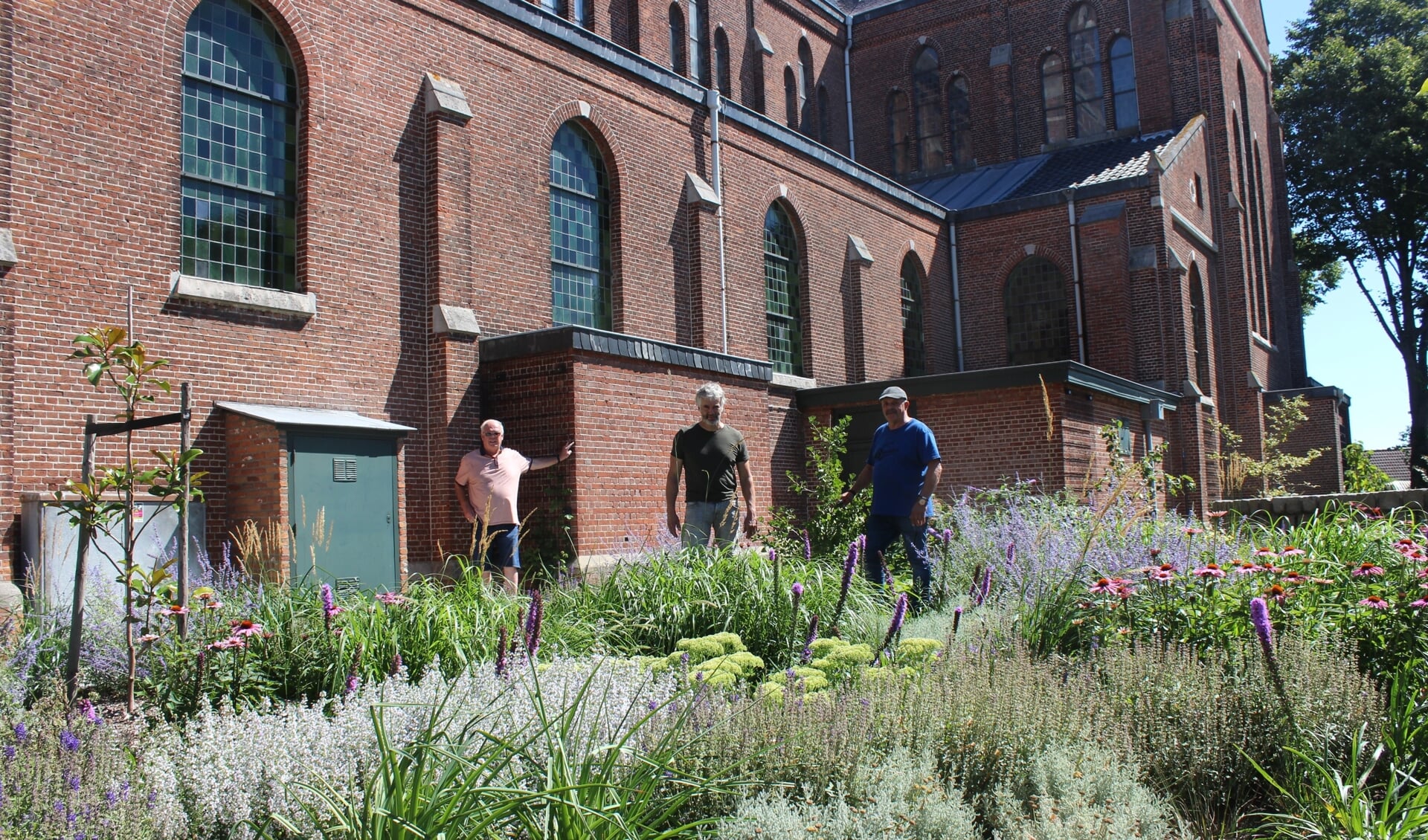 Ad Schouw, Peter Blommerde en Ko de Crom zijn blij met het plantsoen bij de Ossendrechtse kerk.  