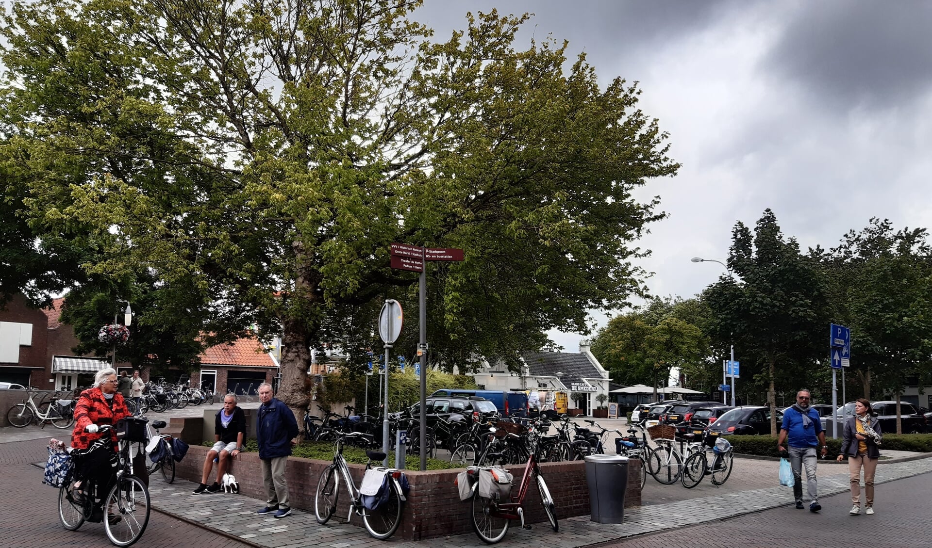 Auto's en fietsen parkeren op het Damplein blijft toch mogelijk.