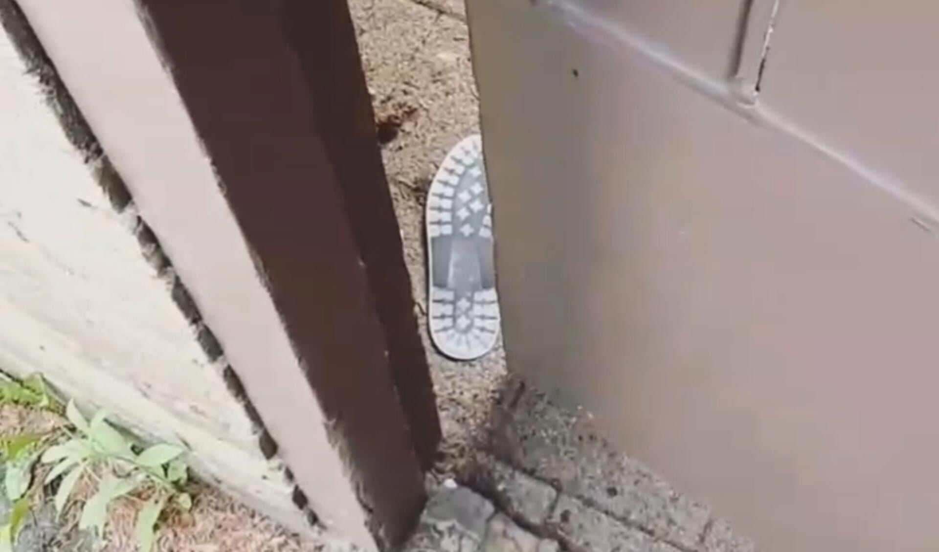 Een voetje in een deuropening