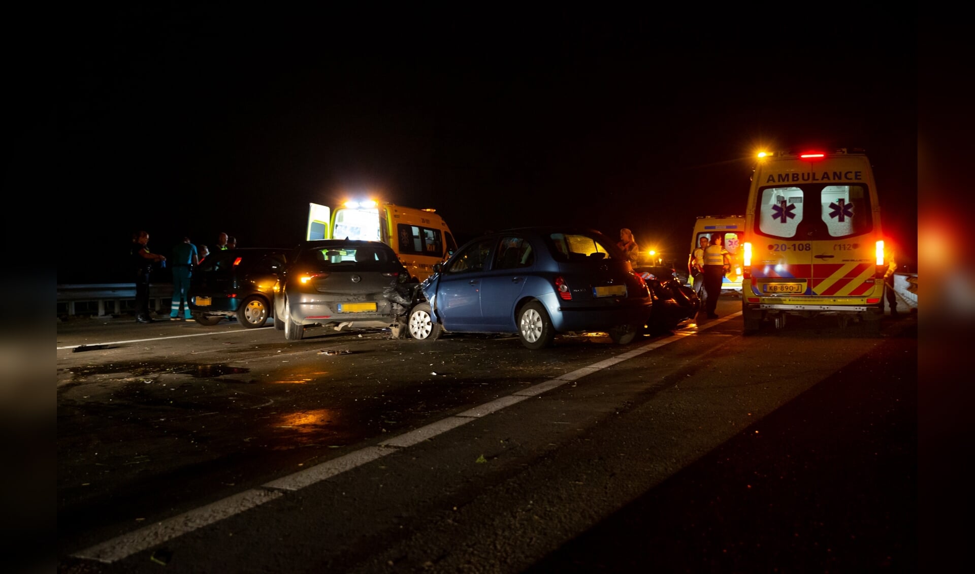 Drie personen zijn zaterdagavond bij een ongeval op de A58 bij Wouw gewond geraakt.