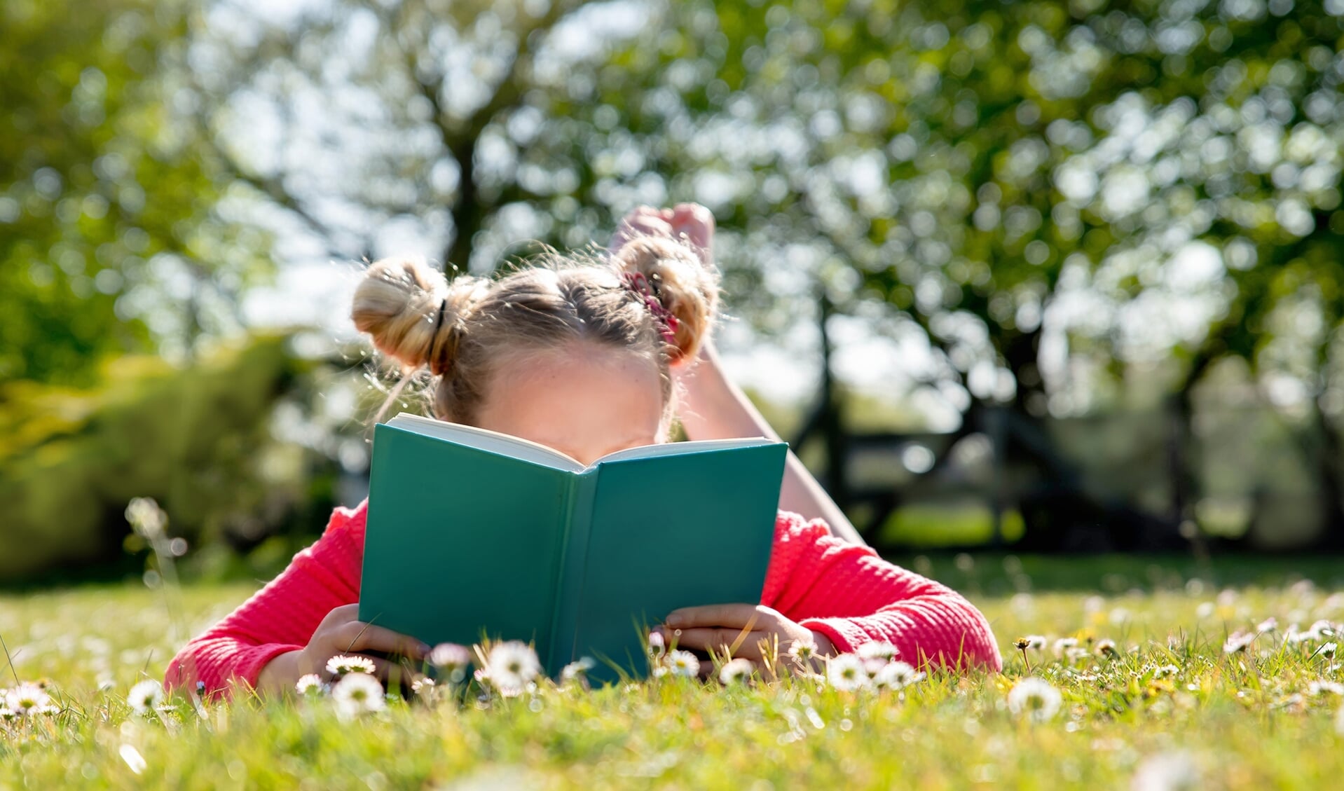 Een meisje leest een boek.