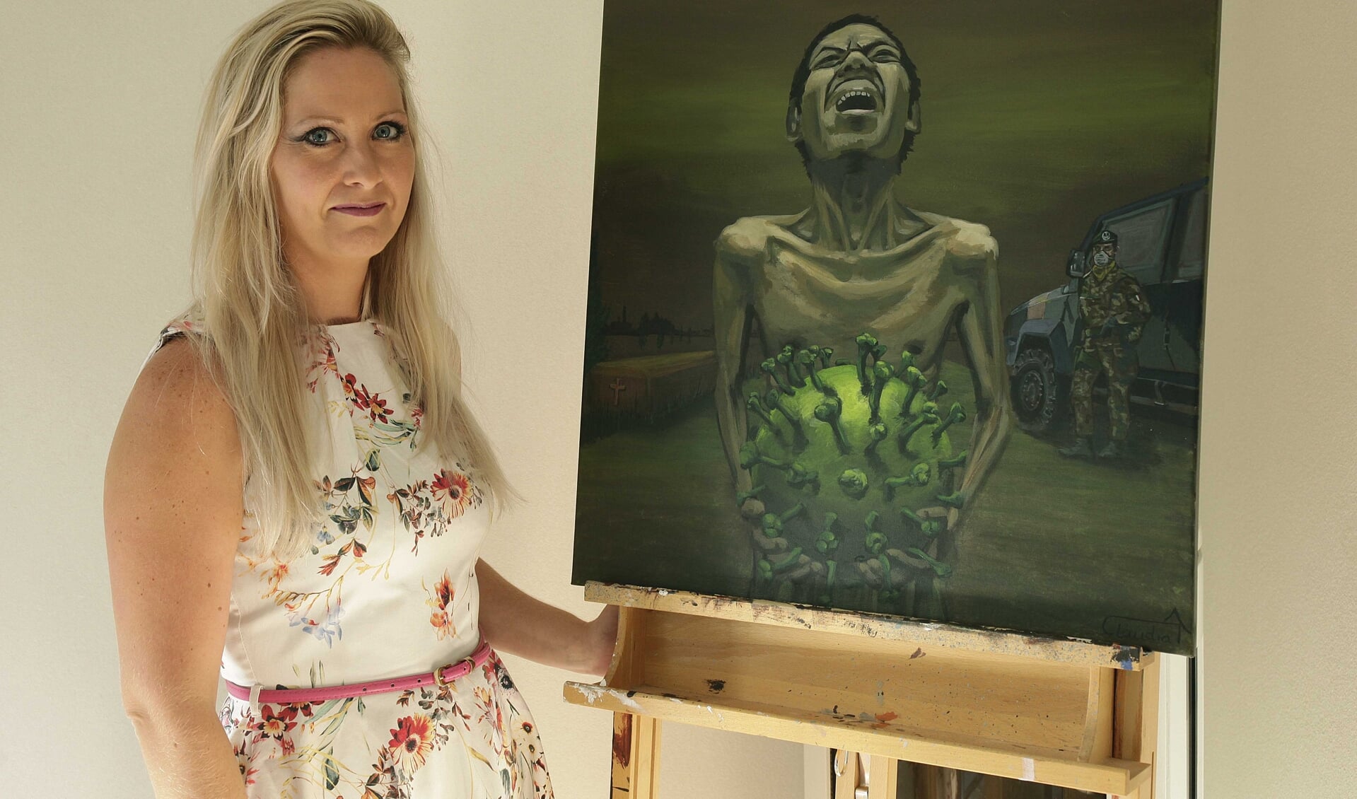 Claudia Nieuwenhuize bij haar schilderij dat ze maakte naar aanleiding van de crisis. 