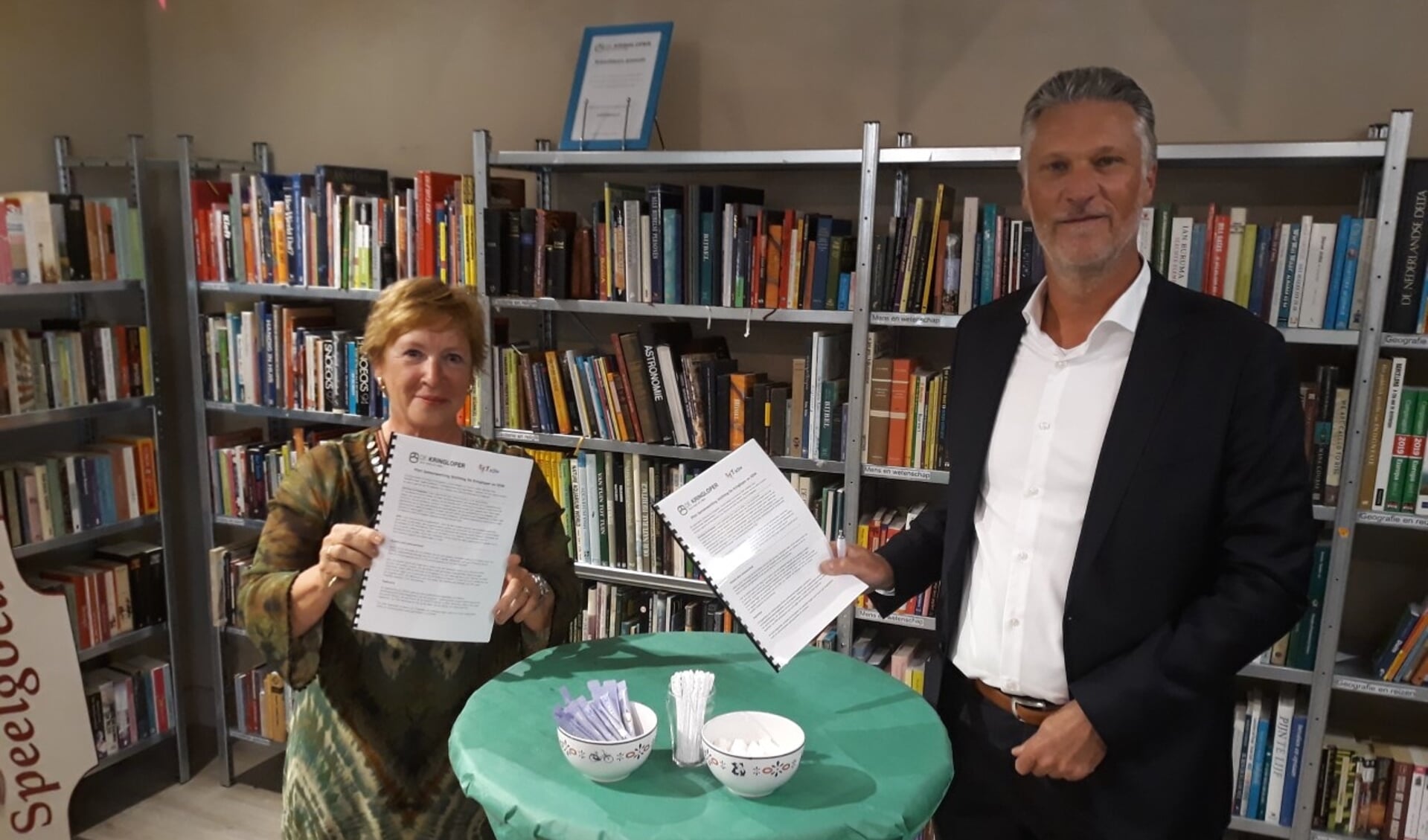 Ingrid van Huijkelom (SDW) en Pascal de Klerk (Kringloper) tekenen de samenwerkingsovereenkomst. FOTO: SDW