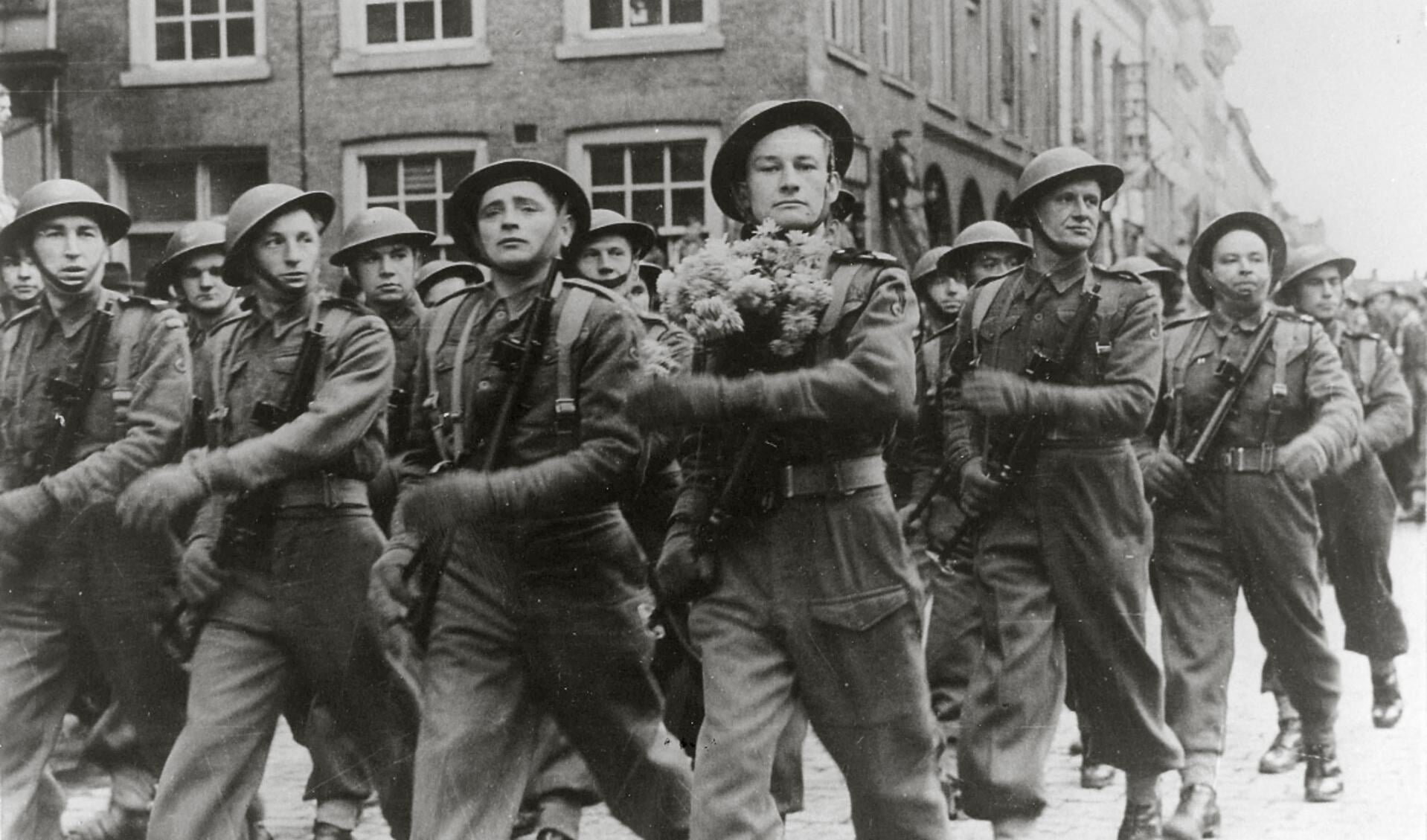 Breda, 11 november 1944
Vanaf de hoek van de Halstraat en de Sint-Janstraat in Breda marcheren Poolse troepen met onmiskenbare trots de Grote Markt op bij hun overwinningsparade op 11 november, de Poolse nationale feestdag