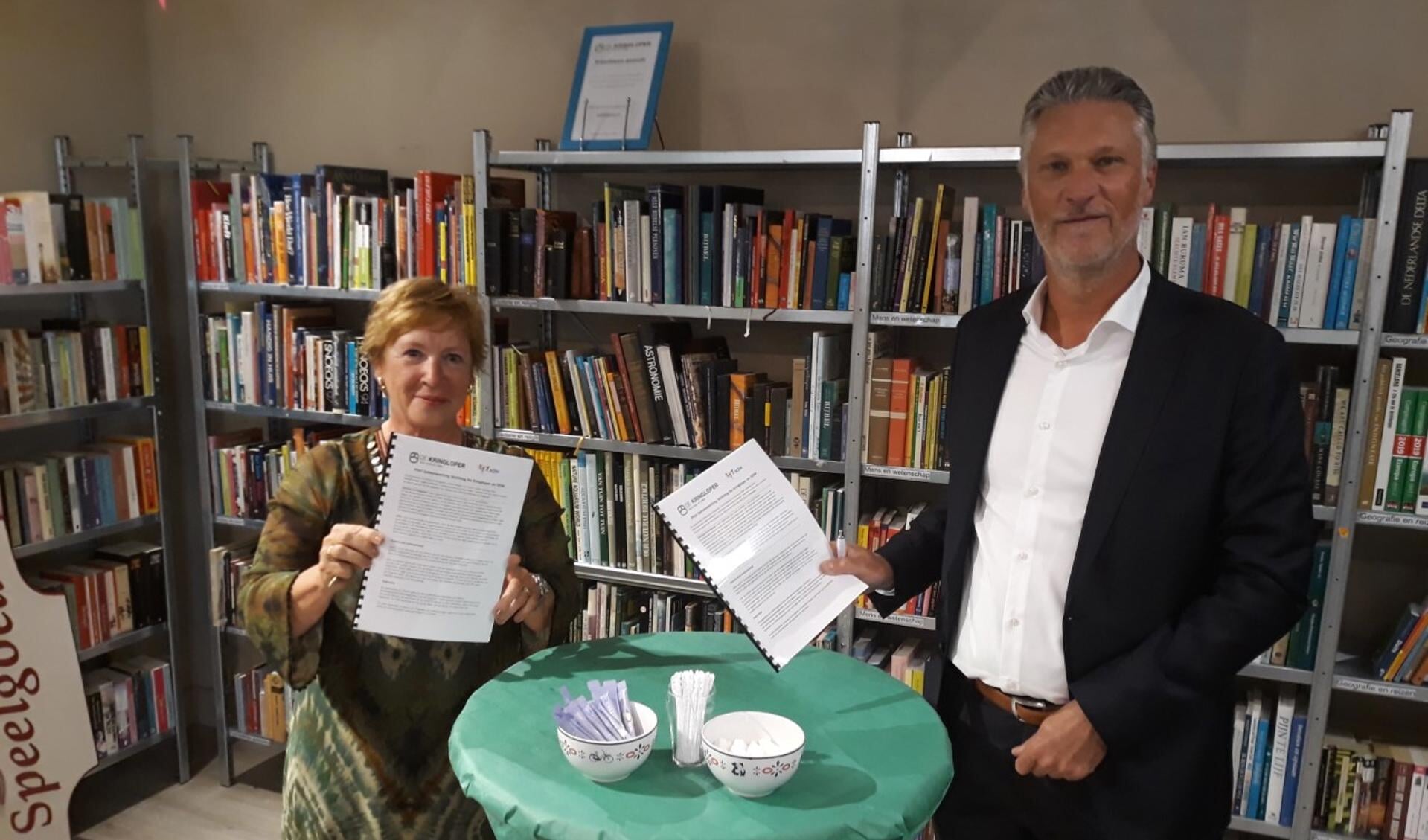 Ingrid van Huijkelom (SDW) en Pascal de Klerk (Kringloper) tekenen de samenwerkingsovereenkomst.