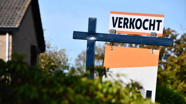 Lagere huizenprijzen, minder transacties en duurdere appartementen in 2023 in Nederland.