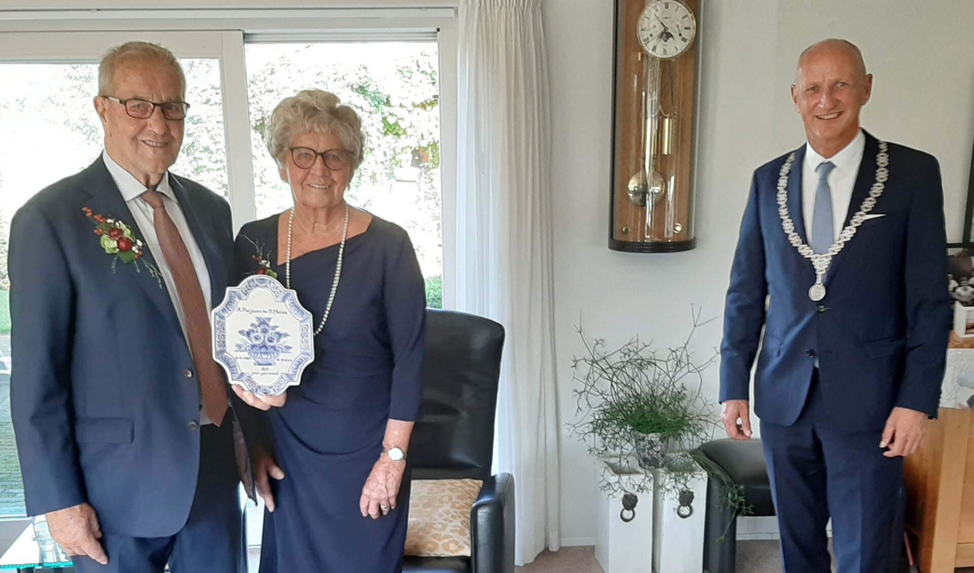 Adri en Sanne Maljaars met het cadeau dat ze van burgemeester Rob van der Zwaag kregen namens de gemeente Veere.
