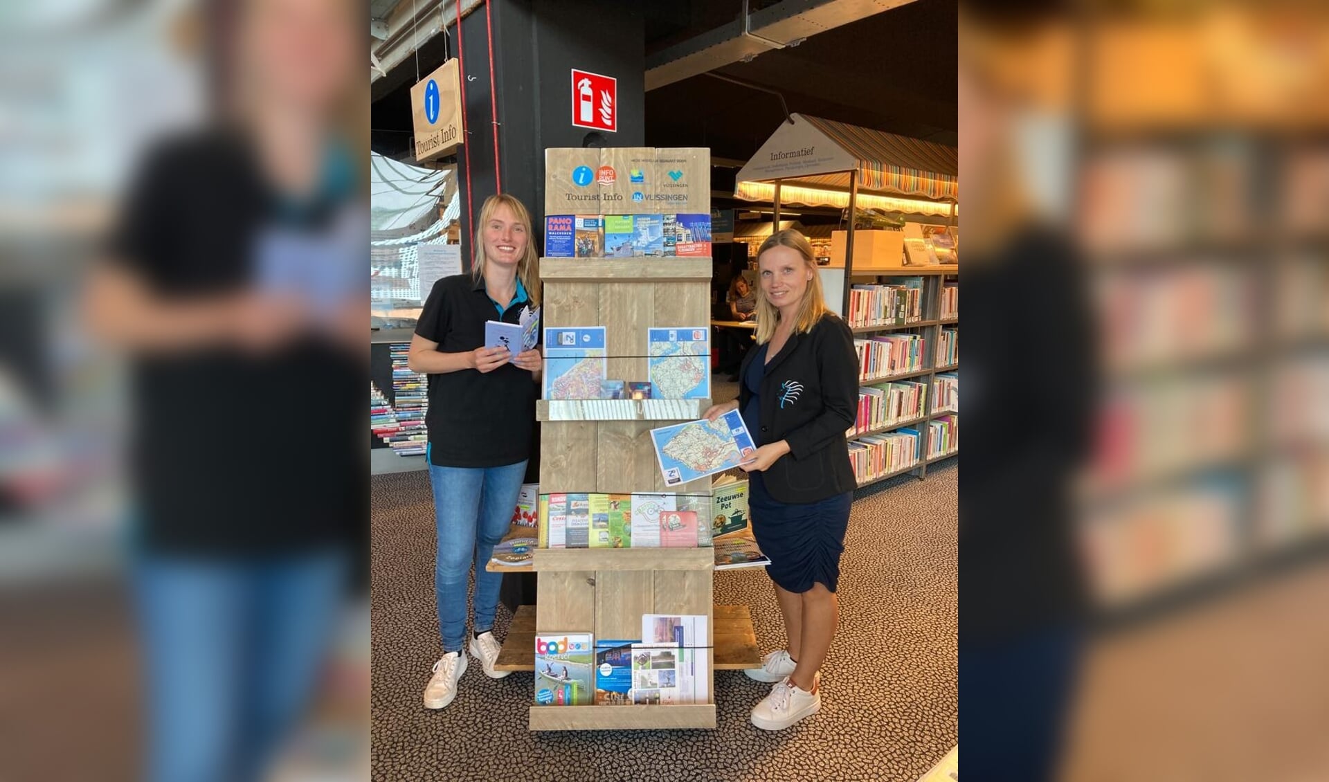 Amanda Dietrich (l) en Marileen van Wijnen bij het toeristisch informatiepunt in de bibliotheek.