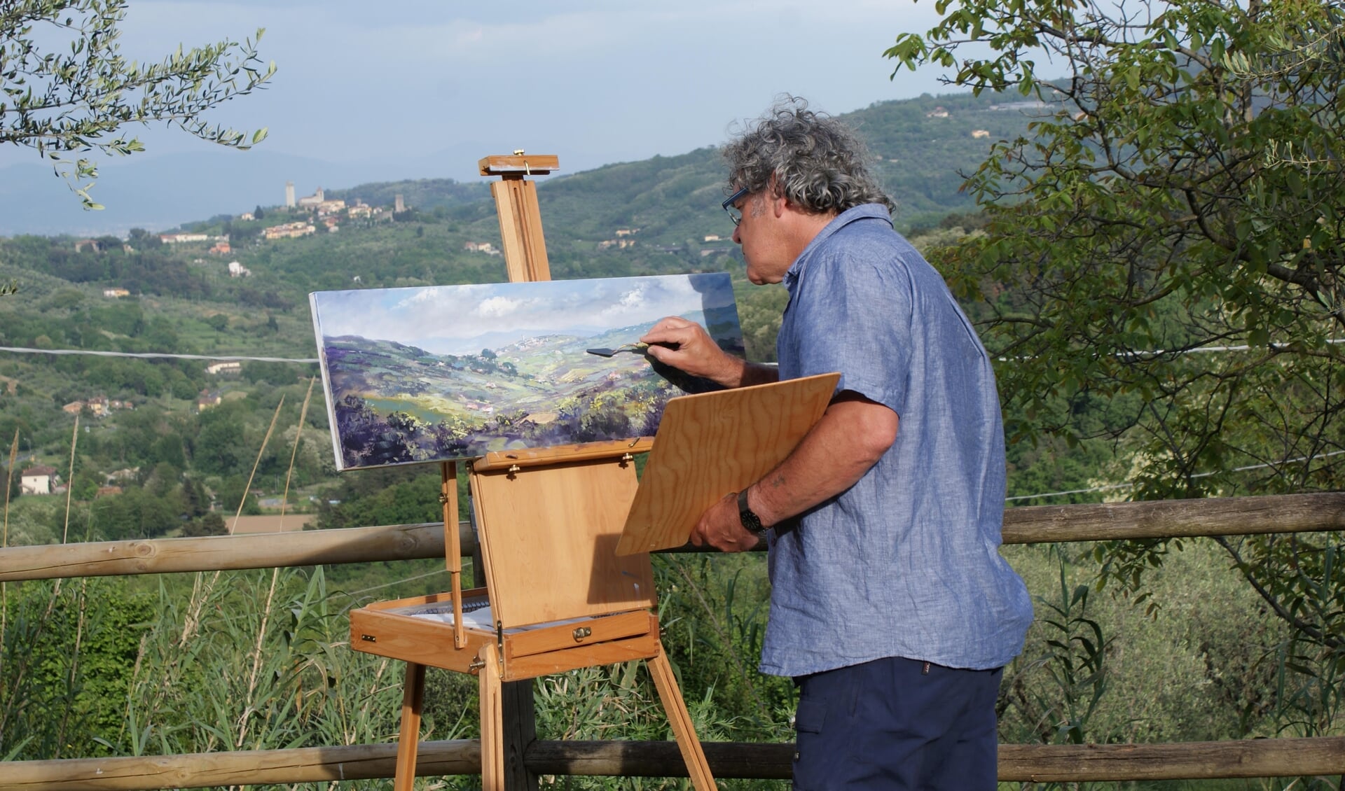 Peter van Berkel schilderend in Toscane.
