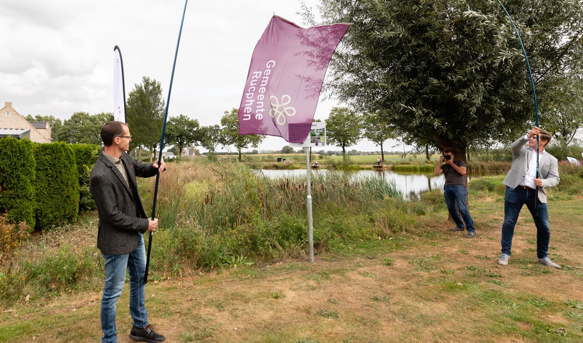 De visvijver in de wijk De Gagelrijzen heeft nu de officiële status van ‘Visparel’.
