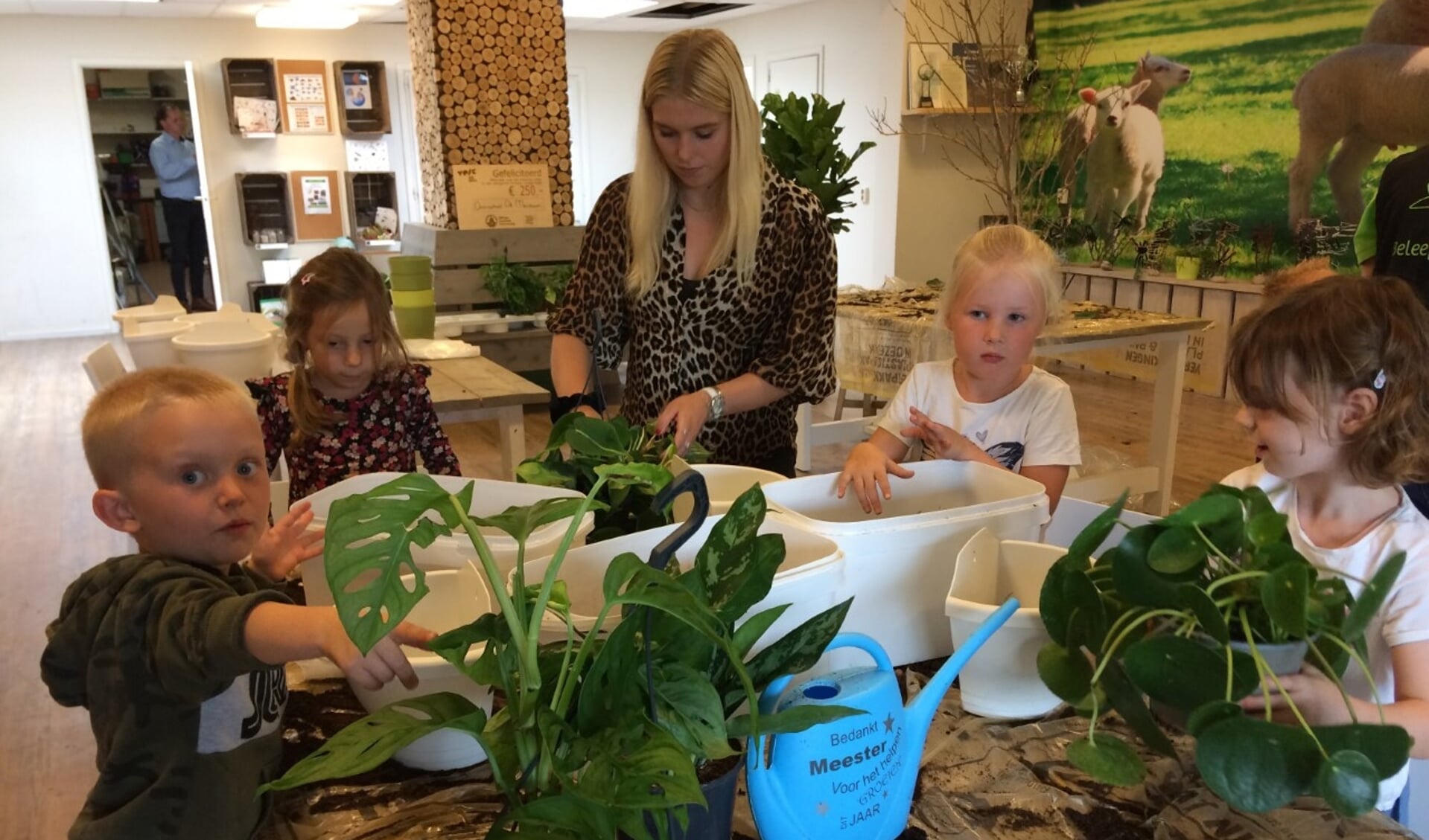 Leerlingen helpen bij het planten