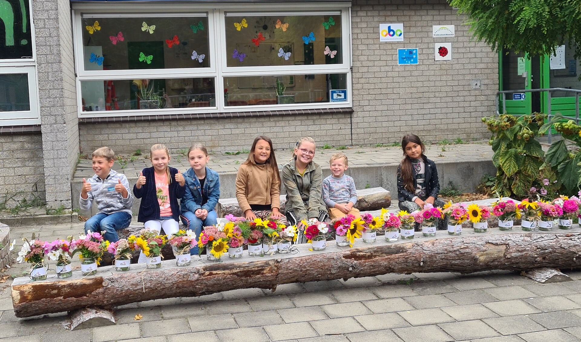 Leerlingen deelden onlangs nog bloemetjes uit aan de buurt. FOTO KRIJN TEN HOVE