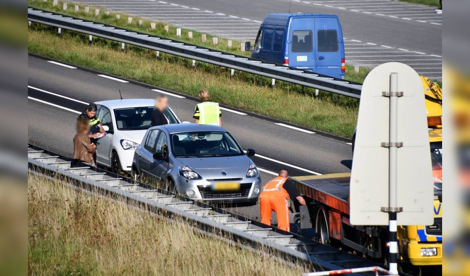 Eén van de auto's is weggetakeld. 