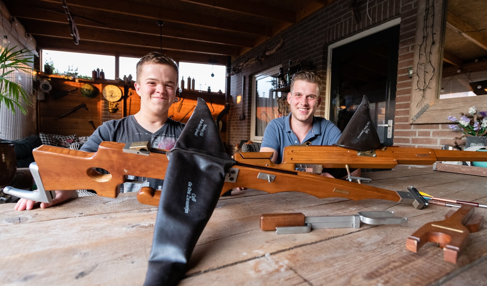 Stef (links) en Tim met hun kruisbogen voor de zes meterbaan. 