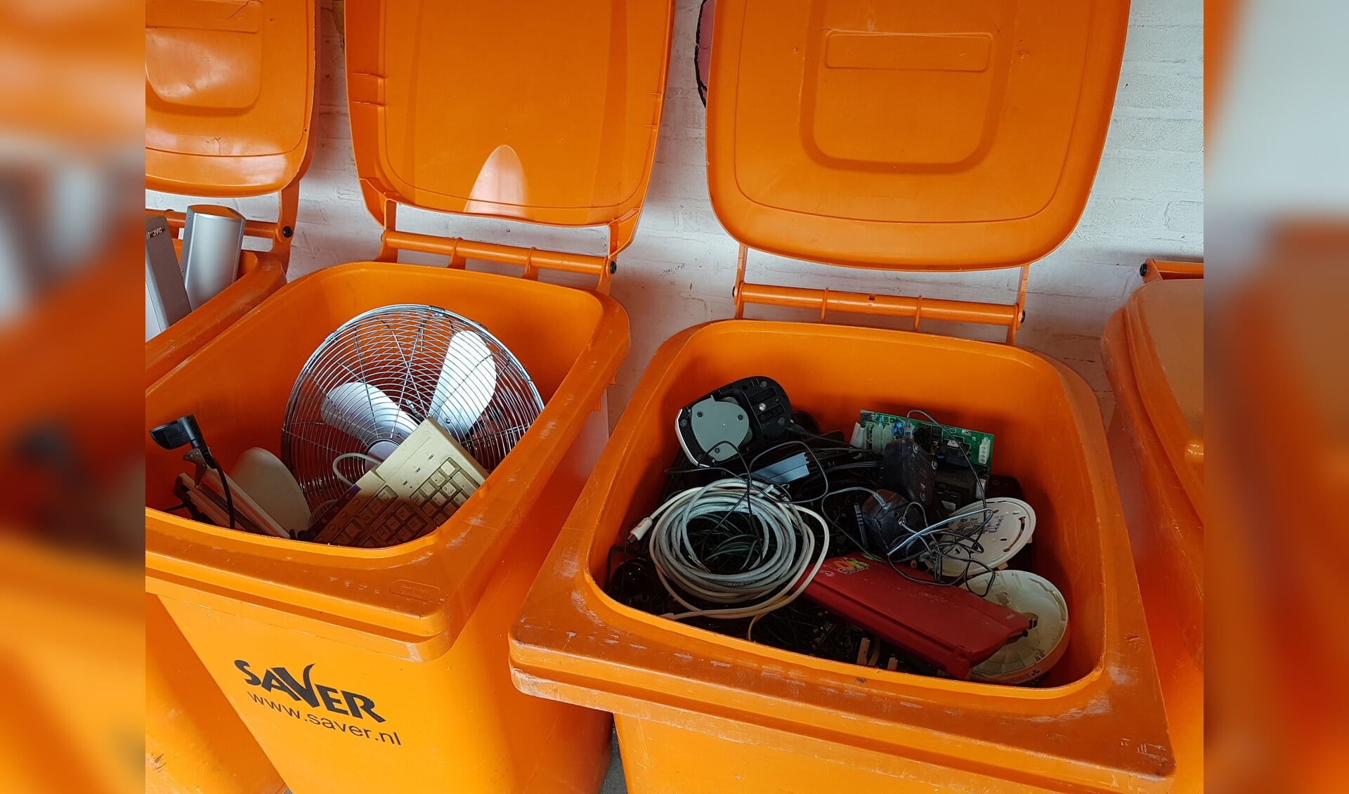 Volle e-waste containers