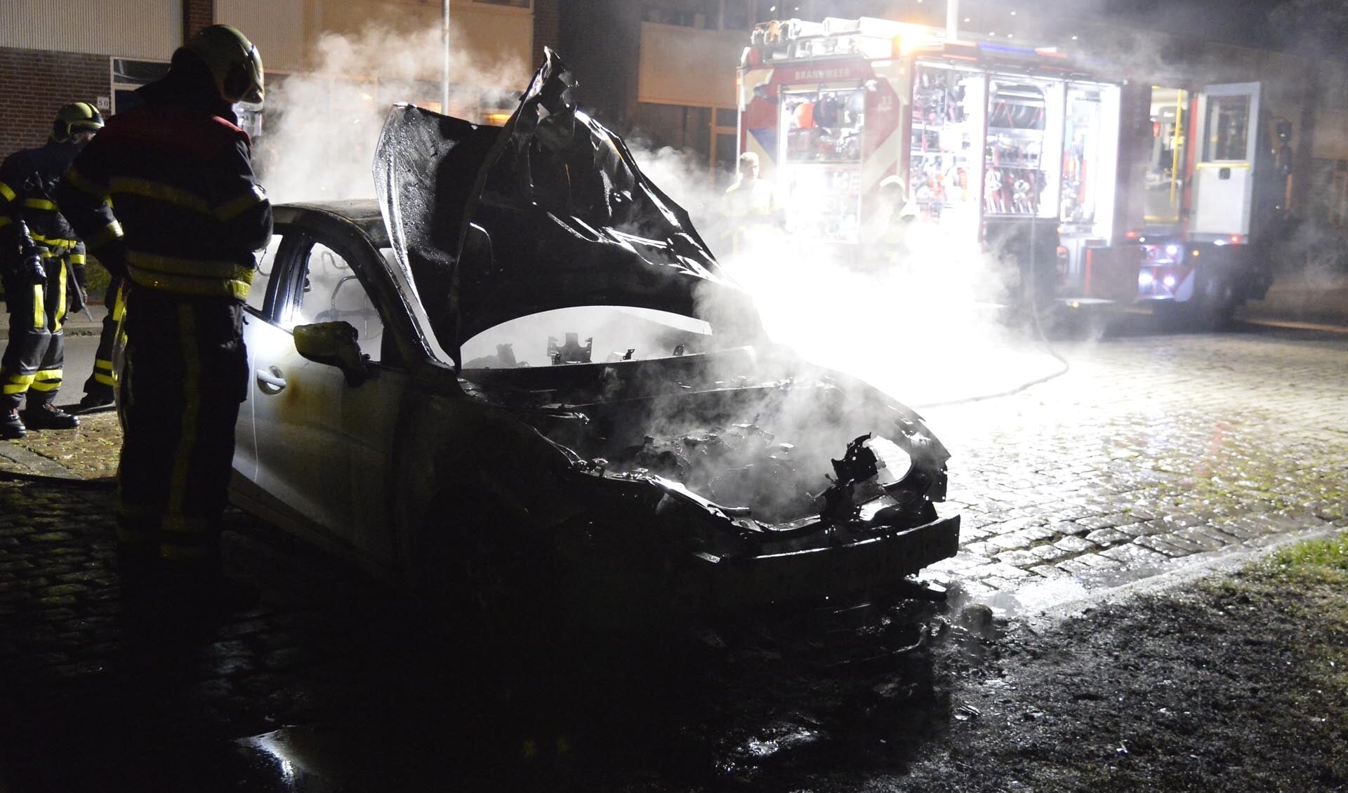 Een auto die geparkeerd stond aan de Loenhoutstraat is rond 03.45 uur vannacht in brand gevlogen. 