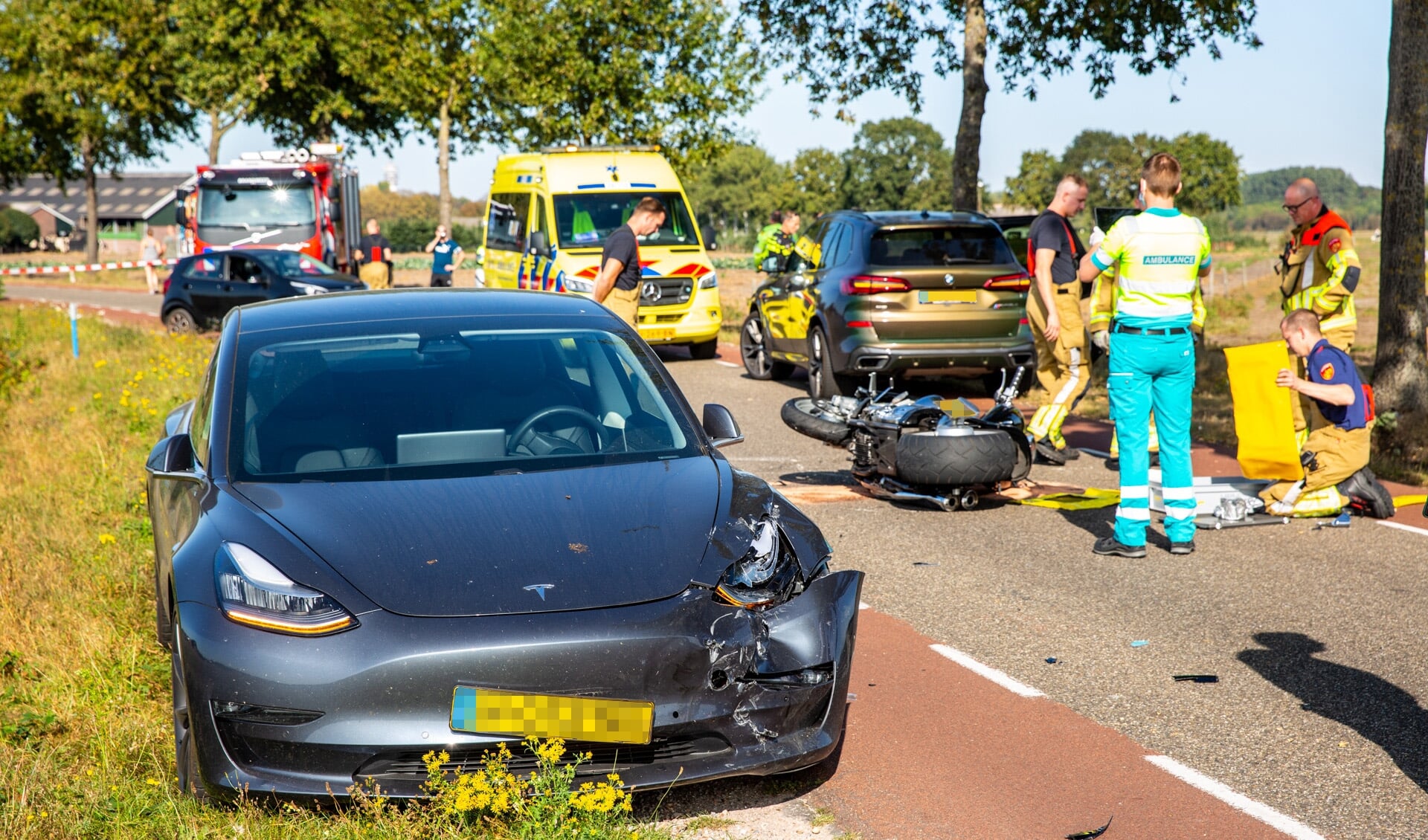 Zowel de motor als de twee auto's raakten beschadigd. 