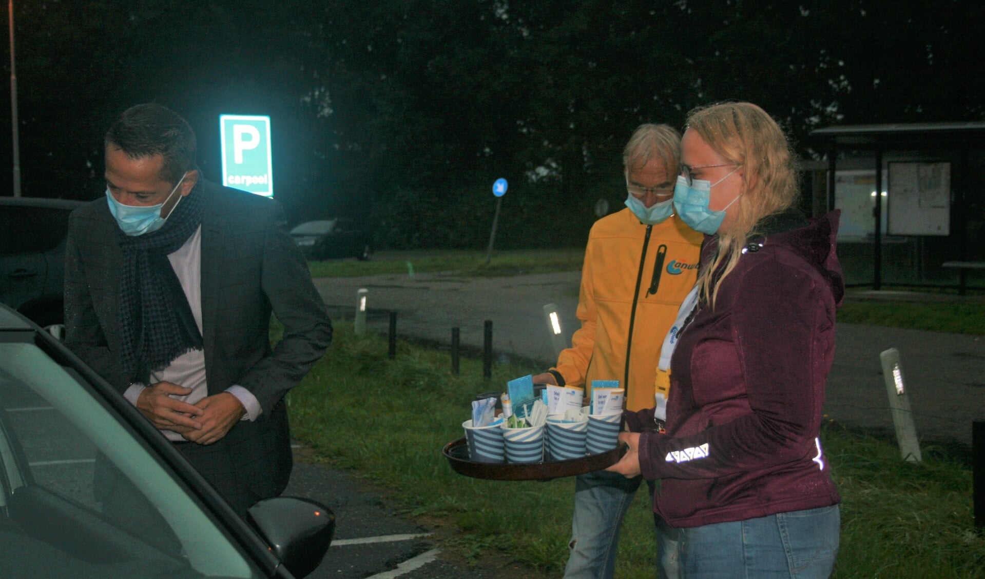 Wethouder Jon Herselman en medewerkers van het ROVZ en de ANWB bieden automobilisten koffie en thee aan.