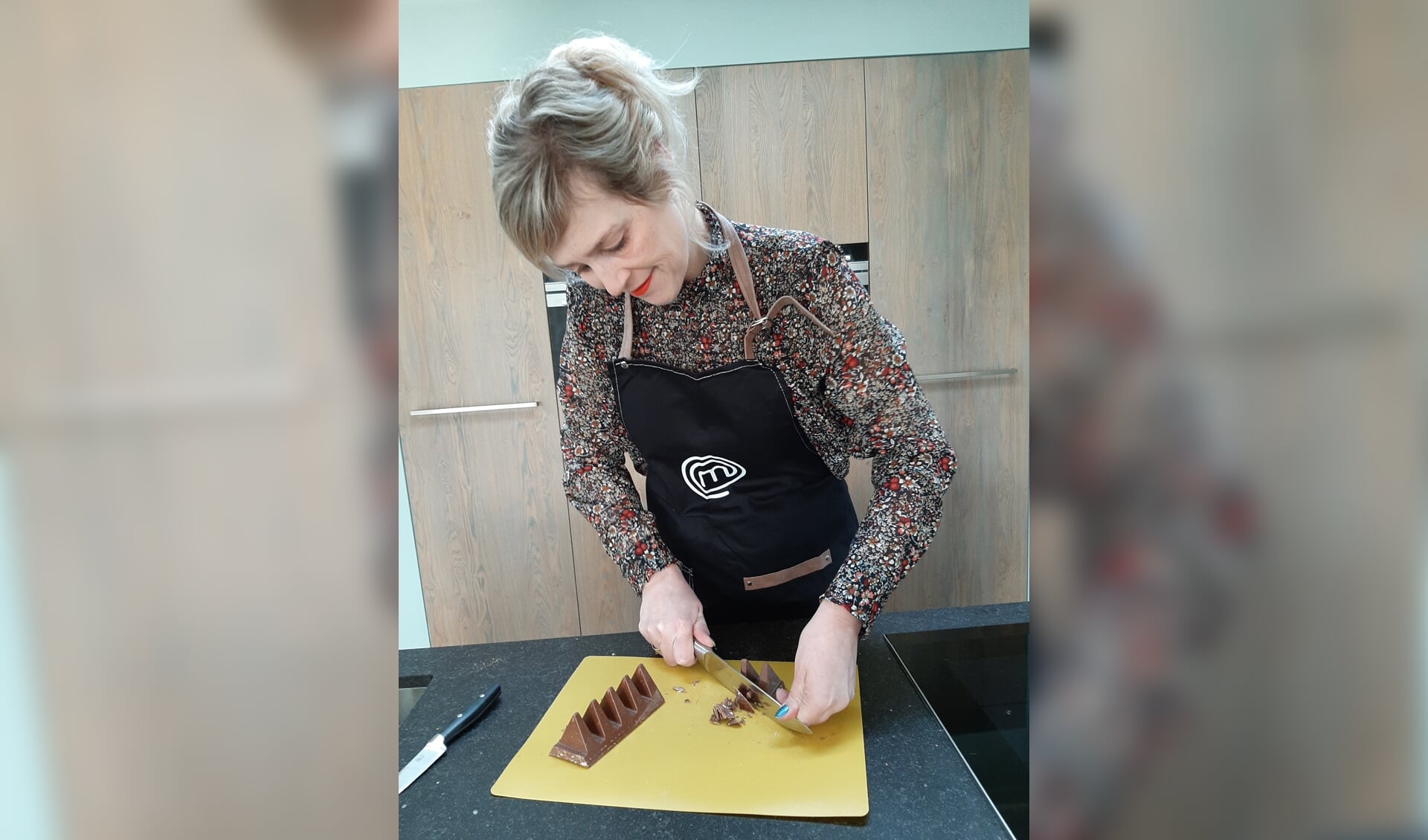 Claudia van Geel bakt samen met haar dochters Famke (13) en Fiene (10) veelvuldig taarten. Alle bakprogramma's, van ‘CupeCakeCup' tot ‘Heel Holland Bakt', worden nauwgezet gevolgd.  