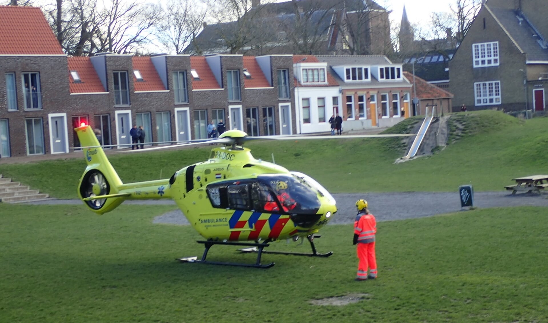 De traumahelikopter landde op het grasveld. 