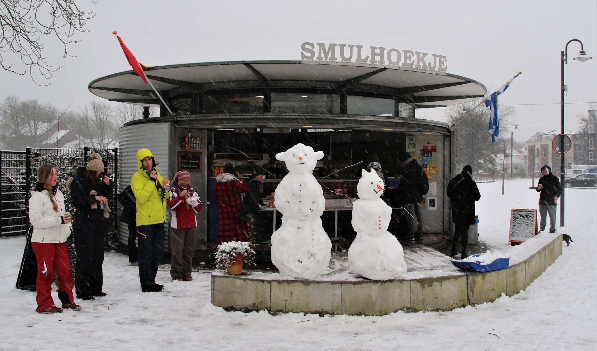 Sneeuwpoppen in de rij voor een frietje.