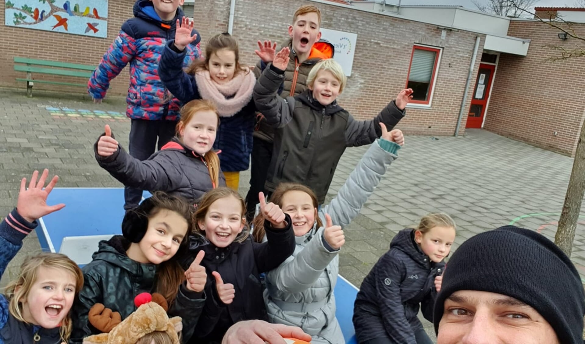 Sport en spel op een schoolplein in de Stromenwijk.