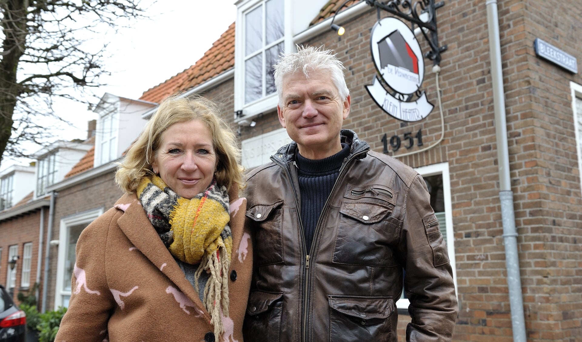 Esther en Peter de Neef bij hun Huiskamertheater De Verwachting in Ritthem.