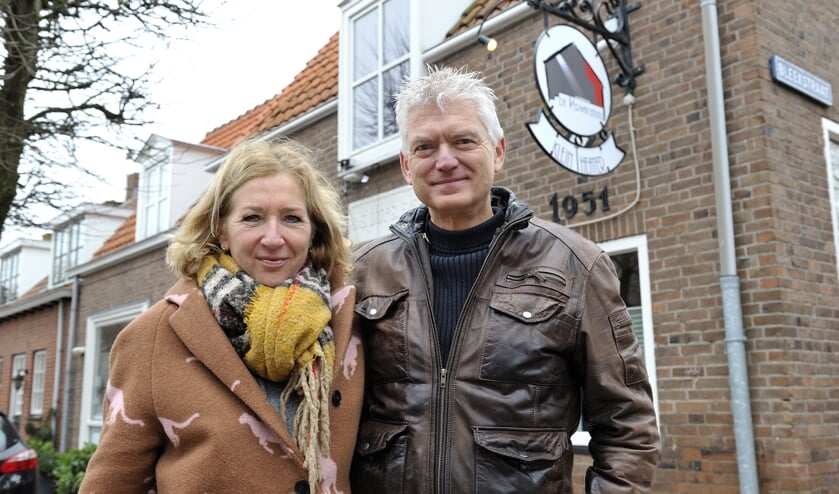 <p>Esther en Peter de Neef bij hun Huiskamertheater De Verwachting in Ritthem.</p>