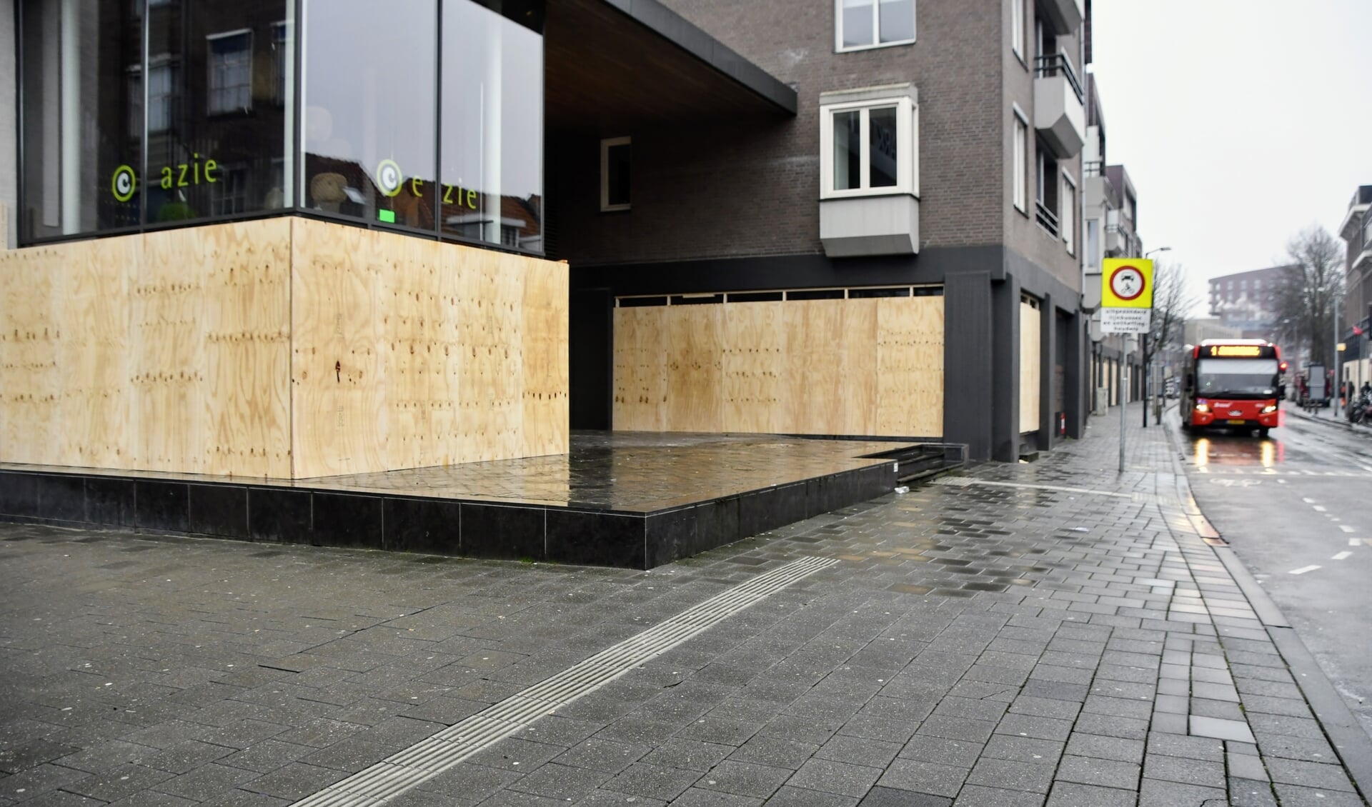 Ondernemers timmerden hun winkelramen dicht, omdat er werd opgeroepen om te gaan rellen in het Bredase centrum 