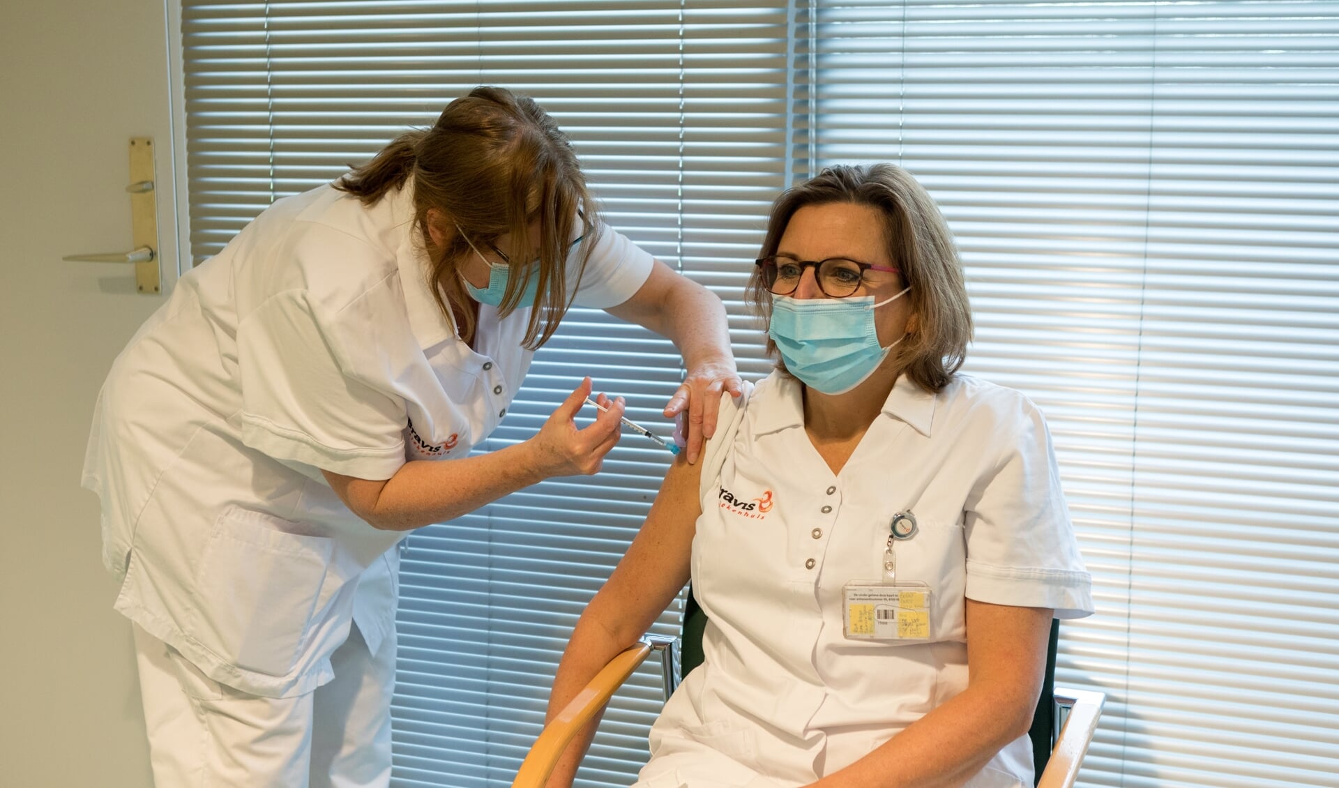 IC-verpleegkundige Mirande Zaalberg krijgt als eerste het Coronavaccin in het Bravis ziekenhuis.