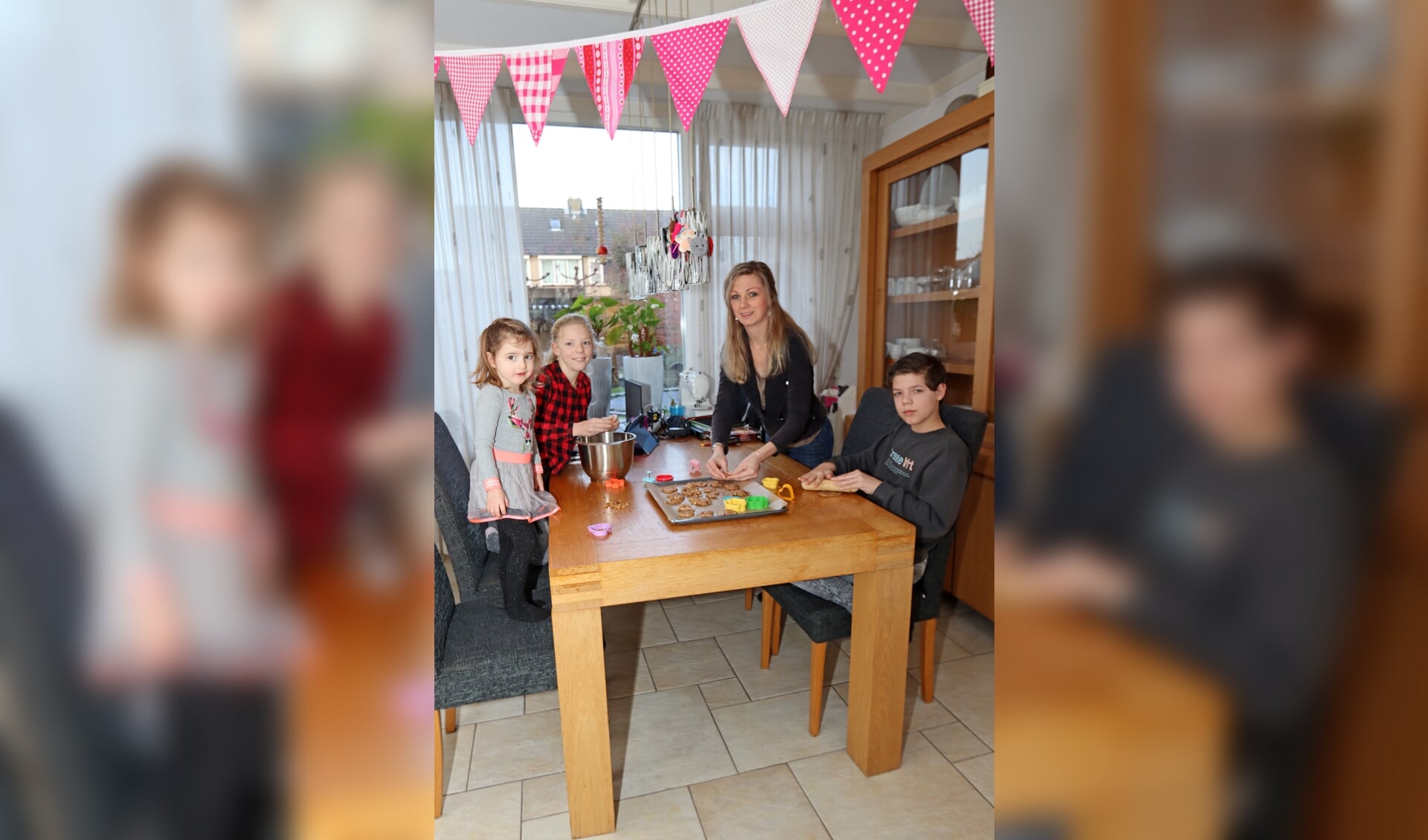 Annette Bevelander aan het bakken met haar kinderen Noah en Kira en oppaskindje Romy.
