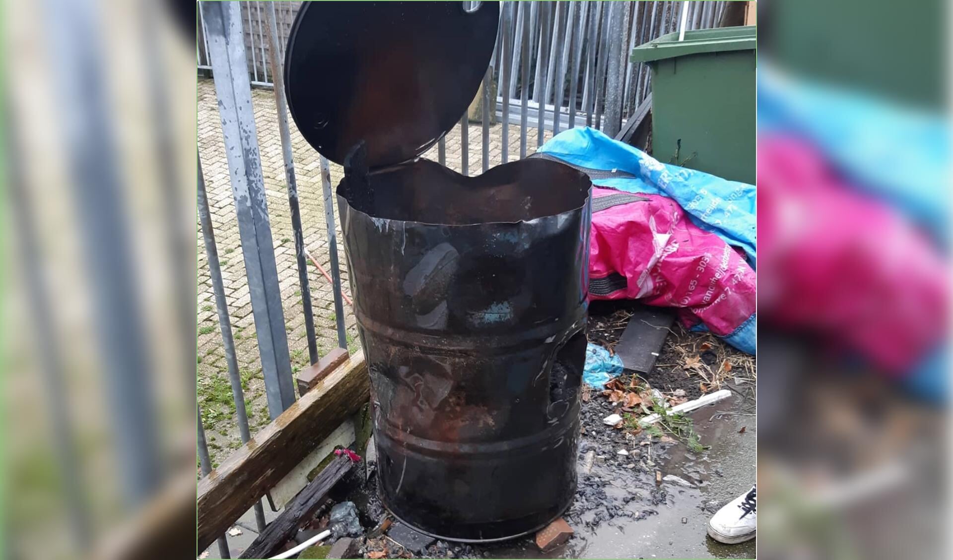 In dit vat verbrandde de man zijn afval. 