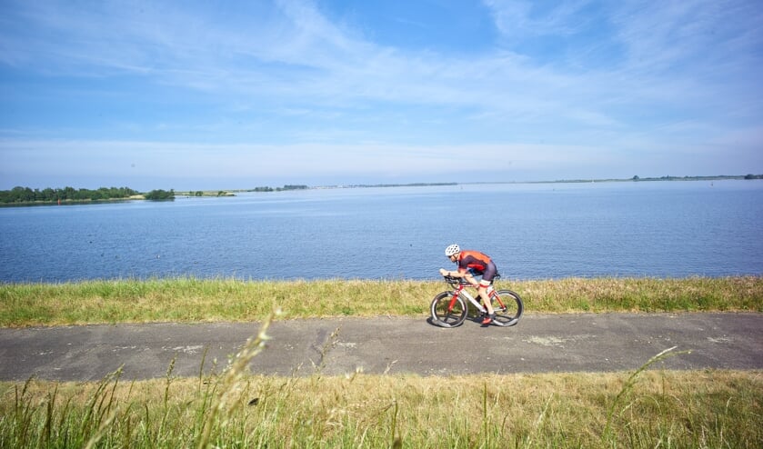 <p>Op de triathlonfiets langs het Zoommeer.</p>