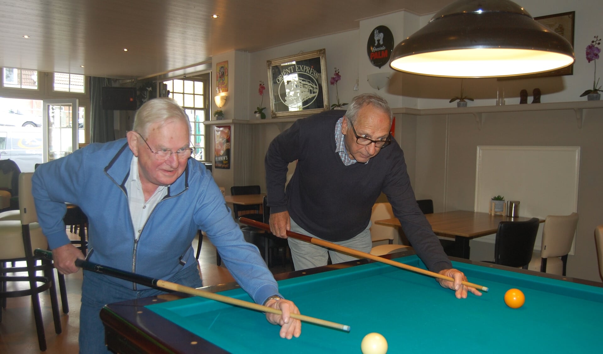 Lou Traas en Jan Rentmeester houden van biljarten.