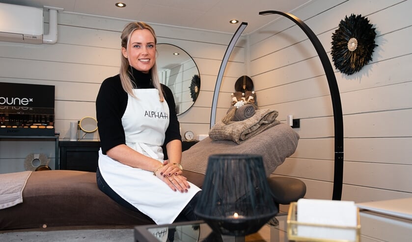 <p>Chantal Broekmans in haar nieuwe salon. </p>