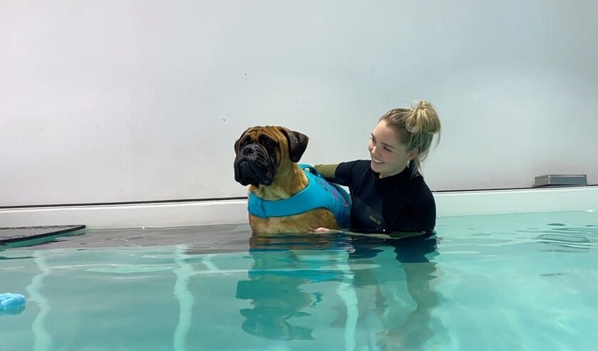 <p>Demy bezig in een therapiesessie in het bad.</p>