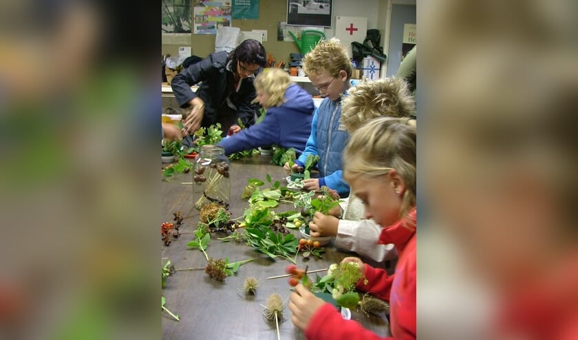 <p>Kinderen tijdens een Kindermiddag aan het werk bij een opdracht.</p>