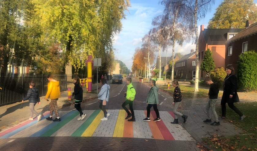 Geheel in The Beatles stijl betreedt de kinderraad met burgemeester Vermue voor het eerst het regenboogzebrapad.  