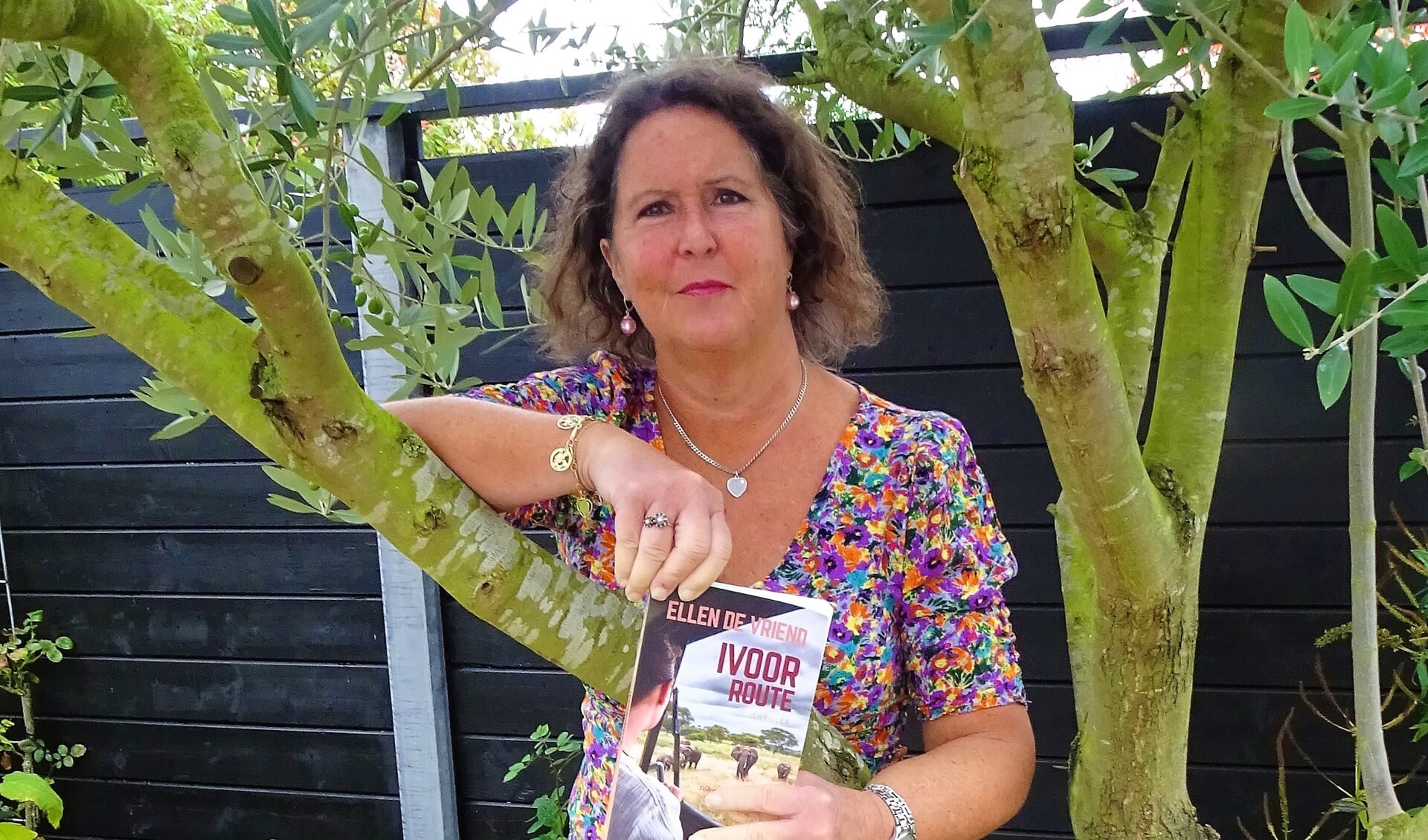 Auteur Ellen De Vriend met haar nieuwste boek 'Ivoorroute'. 