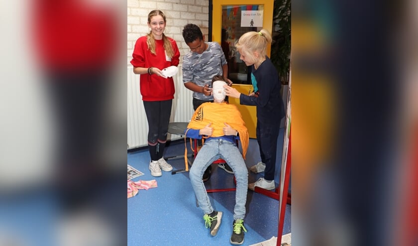 <p>Leerlingen van De Leeuwerik in Lewedorp hebben pret met de voorbereidingen voor het festival.</p>