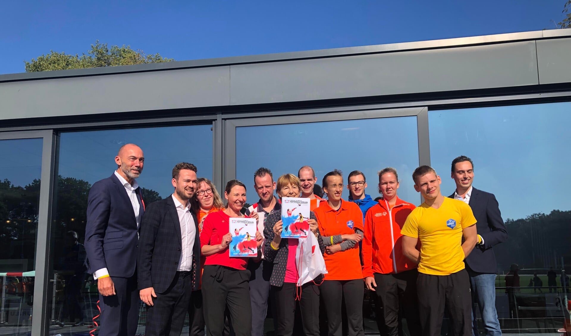 Wethouders van Tilburg en Breda reiken het bidbook uit aan Special Olympics 