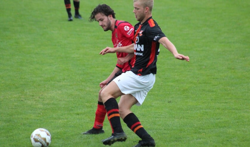 Stefan Quinten redde de spreekwoordelijke eer voor Yerseke hier in duel met Sander Bakx (M.Z.C.'11)